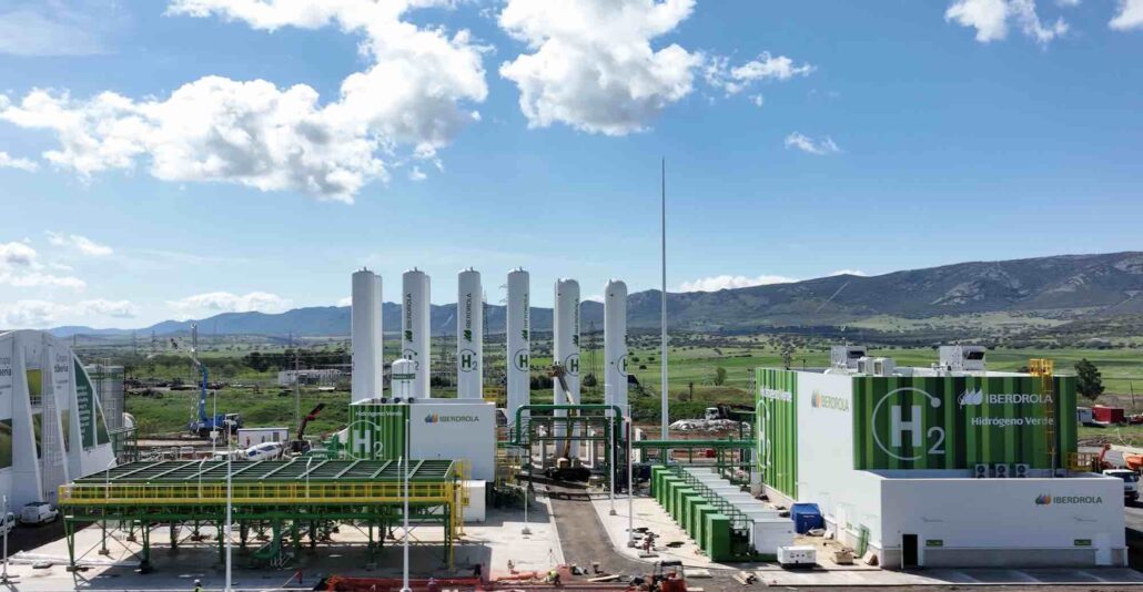 Iberdrola commissions largest green hydrogen plant in Puertollano ...