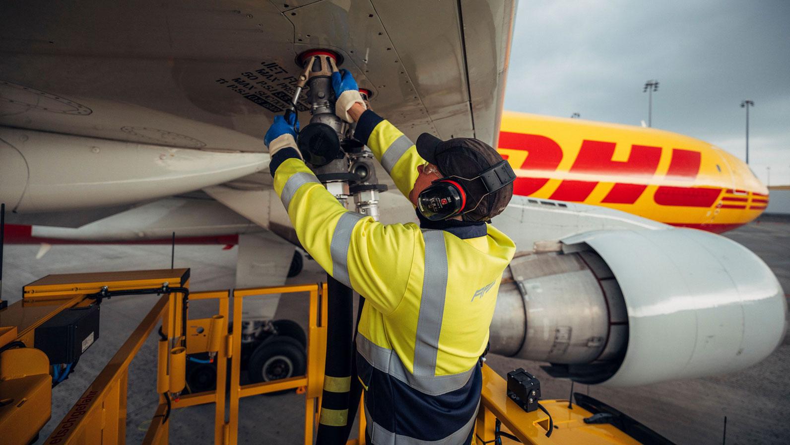 DHL sichert sich 10-Jahres-SAF-Supply aus Bahrain: 25.000 Tonnen „neat SAF“ pro Jahr ab 2028