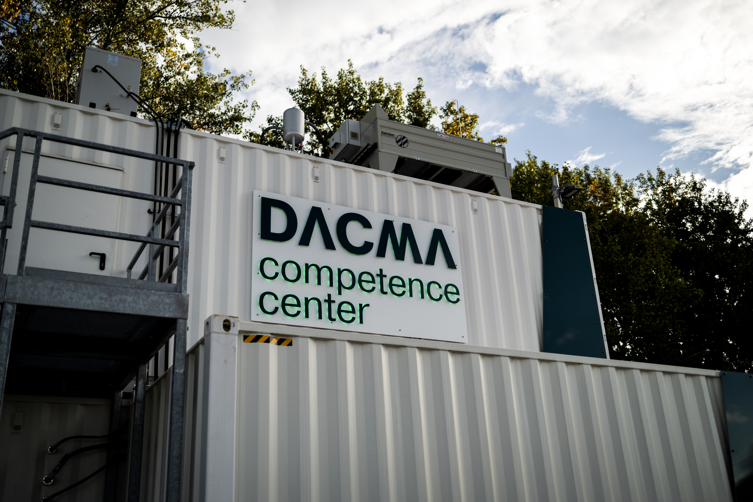 „Wir machen Direct Air Capture serienreif“ – Interview mit Alexander Backs, Co-CEO von DACMA
